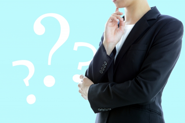 エッジAIカメラとは?をイメージする男性が考えている画像